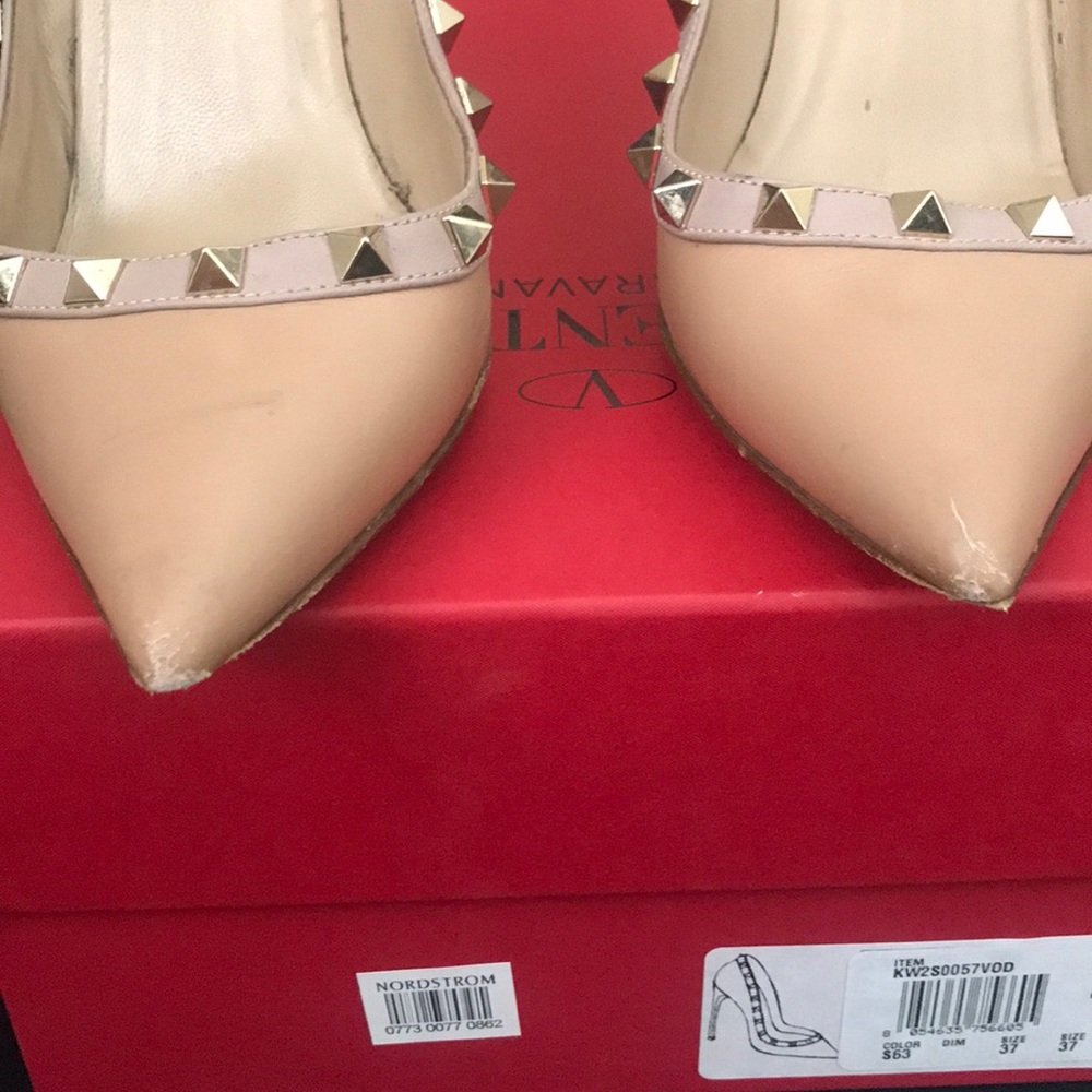 Valentino Garavani Nude Rockstud Patent Leather Pumps - Picture 6 of 8